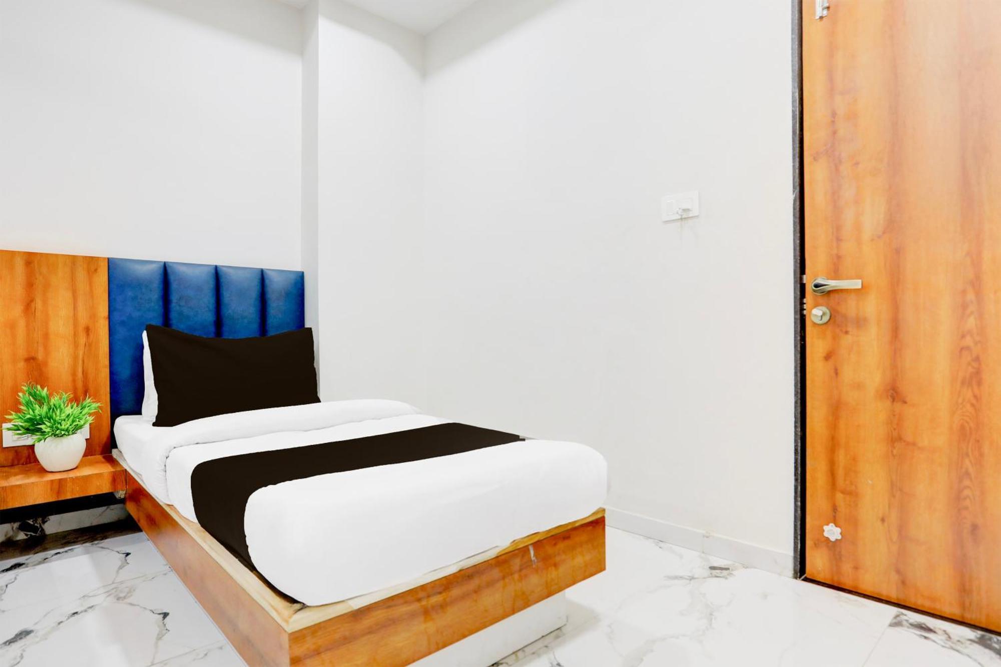 Super Townhouse Ambaji Formerly Hotel Kardhar Inn Extérieur photo