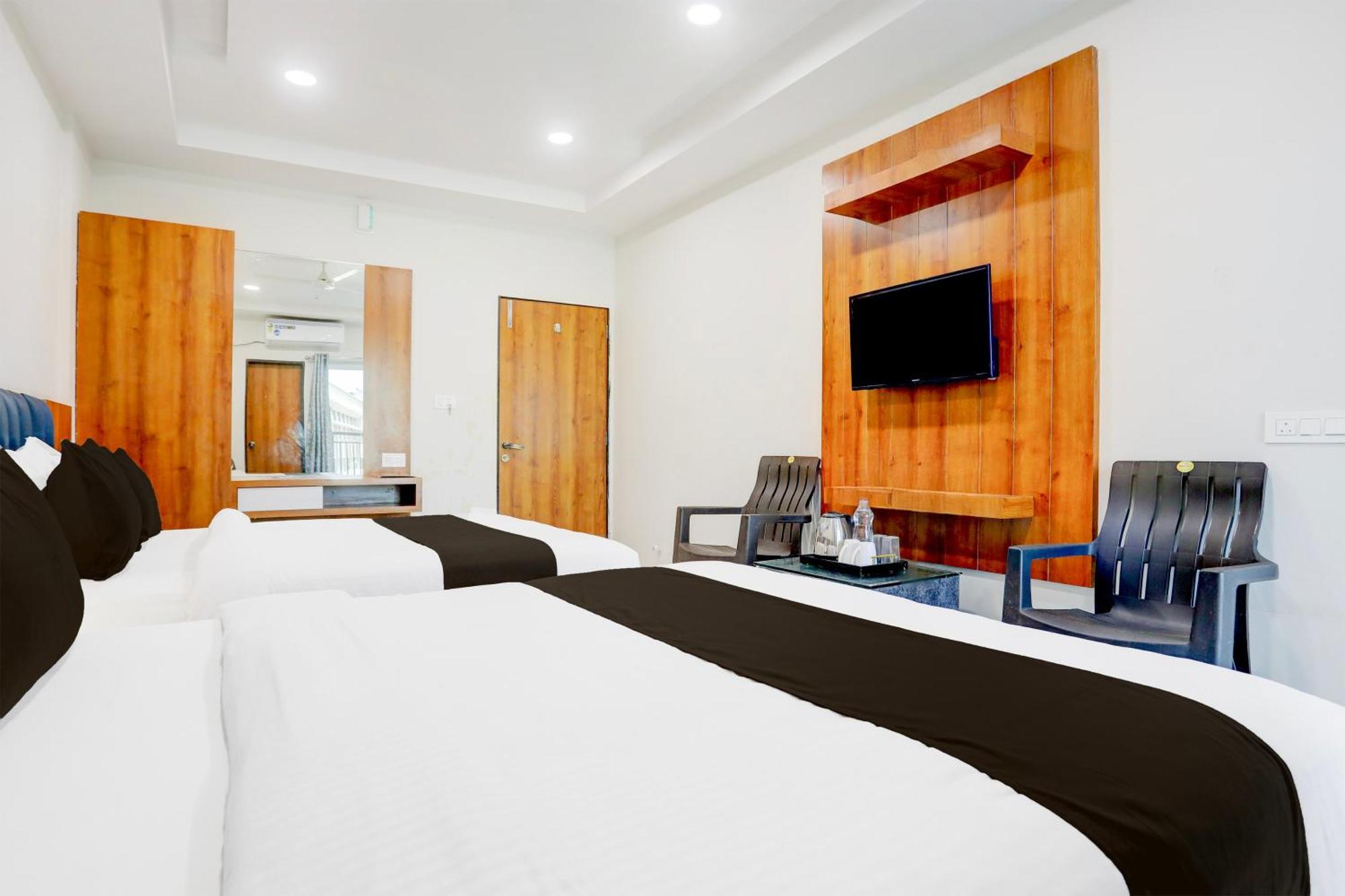 Super Townhouse Ambaji Formerly Hotel Kardhar Inn Extérieur photo