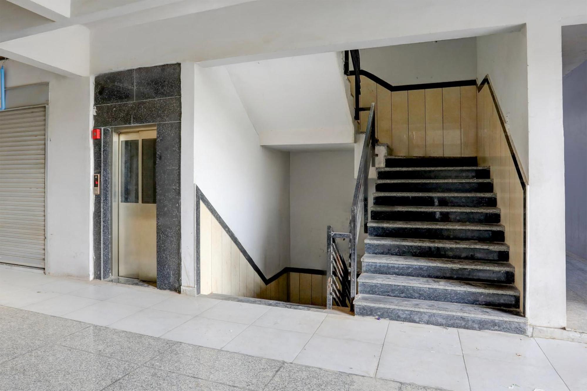 Super Townhouse Ambaji Formerly Hotel Kardhar Inn Extérieur photo