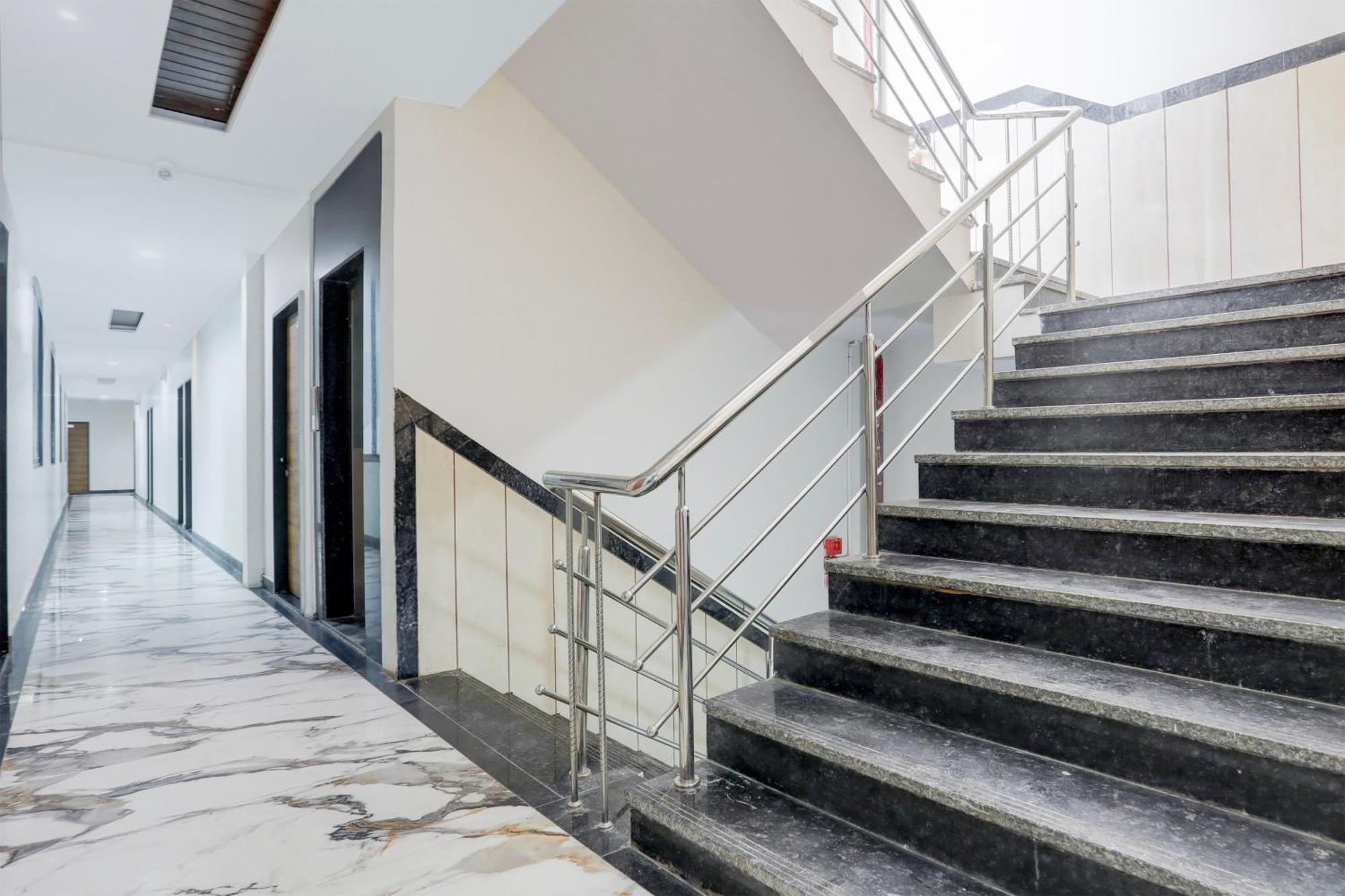 Super Townhouse Ambaji Formerly Hotel Kardhar Inn Extérieur photo