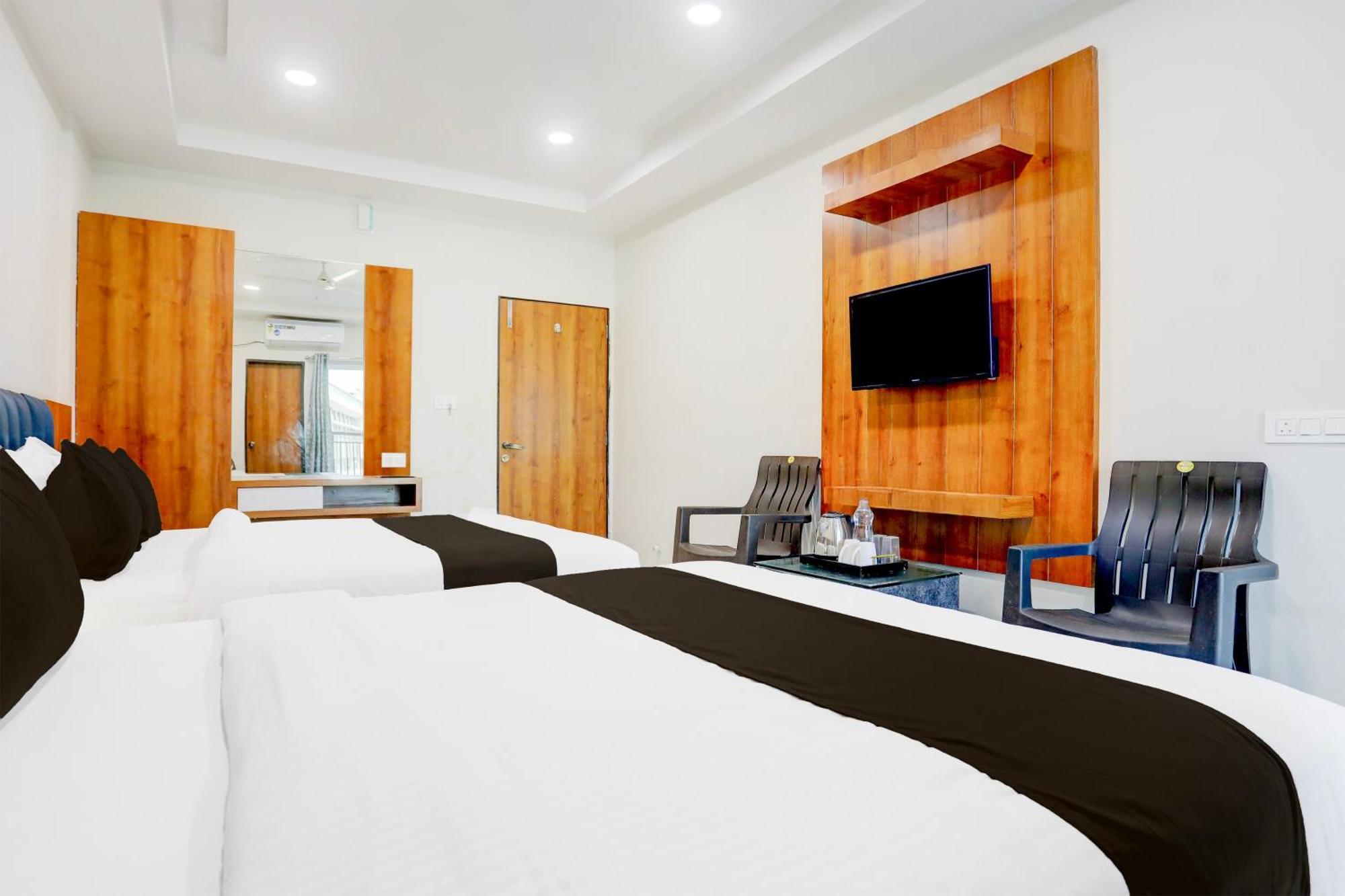 Super Townhouse Ambaji Formerly Hotel Kardhar Inn Extérieur photo